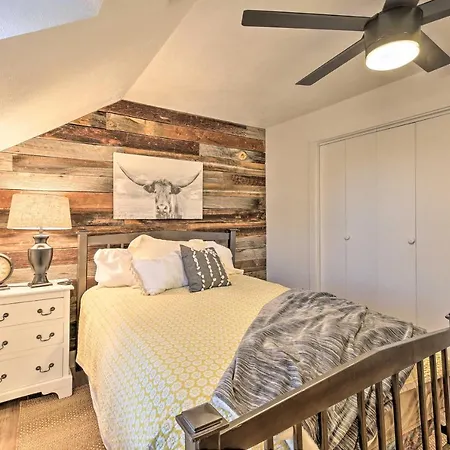 Peaceful Luna Farmhouse With Wraparound Porch!